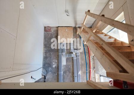 Scale temporanee in legno al piano superiore in un cantiere per un nuovo edificio Foto Stock