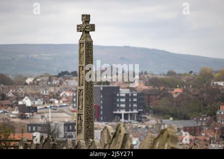 WHITBY, INGHILTERRA. Aprile 25th 2022. Una croce simbolica del cristianesimo è vista in un cimitero adiacente all'Abbazia di Whitby. Foto Stock