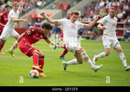 Masaya OKUGAWA (BI) contro Luca KILIAN (K), azione, duelli, calcio 1st Bundesliga, 31st giorni di partita, FC Colonia (K) - Arminia Bielefeld (BI) 3: 1 il 23rd febbraio 2022 a Koeln/Germania. Le normative #DFL vietano l'uso di fotografie come sequenze di immagini e/o quasi-video # Foto Stock