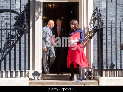 Londra, Inghilterra, Regno Unito. 26th Apr 2022. Il Segretario di Stato per l'Educazione NADHIM ZAHAWI, il Ministro delle Università MICHELLE DONELAN e il Segretario di Stato per l'Irlanda del Nord BRANDON LEWIS sono visti lasciare 10 Downing Street. (Credit Image: © Tayfun Salci/ZUMA Press Wire) Foto Stock