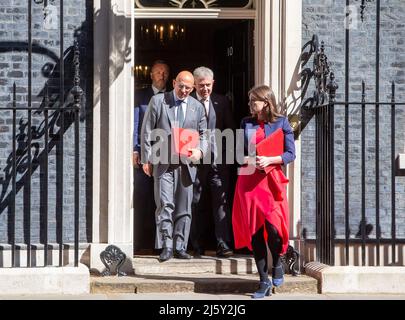 Londra, Inghilterra, Regno Unito. 26th Apr 2022. Il Segretario di Stato per l'Educazione NADHIM ZAHAWI, il Ministro delle Università MICHELLE DONELAN e il Segretario di Stato per l'Irlanda del Nord BRANDON LEWIS sono visti lasciare 10 Downing Street. (Credit Image: © Tayfun Salci/ZUMA Press Wire) Foto Stock