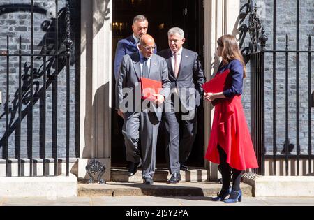 Londra, Inghilterra, Regno Unito. 26th Apr 2022. Il Segretario di Stato per l'Educazione NADHIM ZAHAWI, il Ministro delle Università MICHELLE DONELAN e il Segretario di Stato per l'Irlanda del Nord BRANDON LEWIS sono visti lasciare 10 Downing Street. (Credit Image: © Tayfun Salci/ZUMA Press Wire) Foto Stock