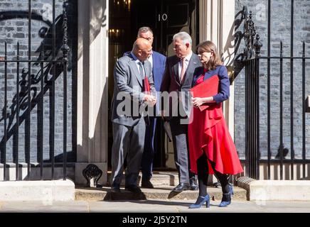 Londra, Inghilterra, Regno Unito. 26th Apr 2022. Il Segretario di Stato per l'Educazione NADHIM ZAHAWI, il Ministro delle Università MICHELLE DONELAN e il Segretario di Stato per l'Irlanda del Nord BRANDON LEWIS sono visti lasciare 10 Downing Street. (Credit Image: © Tayfun Salci/ZUMA Press Wire) Foto Stock