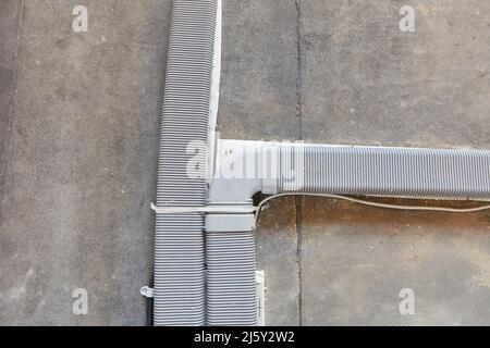 Posa di alberi d'aria per il sistema di ventilazione in un nuovo edificio in cantiere Foto Stock