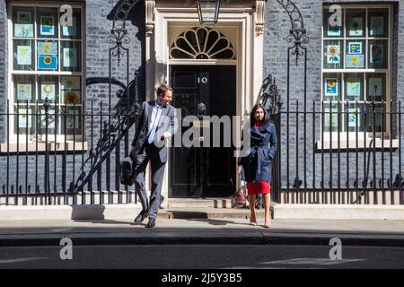 Londra, Inghilterra, Regno Unito. 26th Apr 2022. Procuratore generale per Inghilterra e Galles SUELLA BRAVERMAN e Segretario generale del Tesoro SIMON CLARKE visto lasciare 10 Downing Street dopo la riunione del gabinetto. (Credit Image: © Tayfun Salci/ZUMA Press Wire) Foto Stock