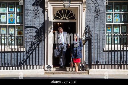 Londra, Inghilterra, Regno Unito. 26th Apr 2022. Procuratore generale per Inghilterra e Galles SUELLA BRAVERMAN e Segretario generale del Tesoro SIMON CLARKE visto lasciare 10 Downing Street dopo la riunione del gabinetto. (Credit Image: © Tayfun Salci/ZUMA Press Wire) Foto Stock