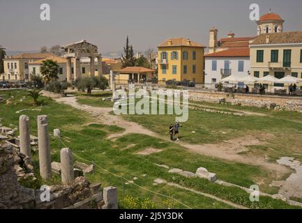 Viste e visitatori dell'antica Agorà romana, dell'antica Agorà, dell'Olympieio e dei siti archeologici di Meteora ad Atene, Grecia, Europa Foto Stock