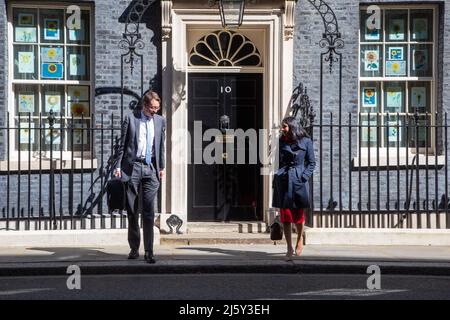 Londra, Inghilterra, Regno Unito. 26th Apr 2022. Procuratore generale per Inghilterra e Galles SUELLA BRAVERMAN e Segretario generale del Tesoro SIMON CLARKE visto lasciare 10 Downing Street dopo la riunione del gabinetto. (Credit Image: © Tayfun Salci/ZUMA Press Wire) Foto Stock