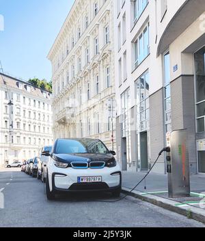 Auto elettrica presso una stazione di ricarica della batteria su una strada nel centro di Vienna, Austria (giugno 2019) Foto Stock