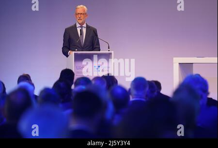 Rendsburg, Germania. 26th Apr 2022. Karl von Rohr, Vice Presidente del Consiglio di Amministrazione di Deutsche Bank AG, parla alla UV Nord Entrepreneur Day all'HanseWerk della sede centrale di SH-Netz. Il 8 maggio viene eletto un nuovo parlamento di Stato nello Schleswig-Holstein. Credit: Marcus Brandt/dpa/Alamy Live News Foto Stock