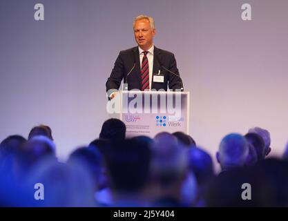 Rendsburg, Germania. 26th Apr 2022. Matthias Boxberger, Presidente del Consiglio di sorveglianza Schleswig-Holstein Netz AG e Presidente del Consiglio di amministrazione HanseWerk AG, interviene alla Giornata dell'imprenditore UV Nord presso l'HanseWerk della sede di SH-Netz. Credit: Marcus Brandt/dpa/Alamy Live News Foto Stock