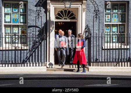 Londra, Inghilterra, Regno Unito. 26th Apr 2022. Il Segretario di Stato per l'Educazione NADHIM ZAHAWI, il Ministro delle Università MICHELLE DONELAN e il Segretario di Stato per l'Irlanda del Nord BRANDON LEWIS sono visti lasciare 10 Downing Street. (Credit Image: © Tayfun Salci/ZUMA Press Wire) Foto Stock