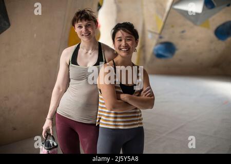 Ritratto sicuro scalatori di roccia femminile in palestra di arrampicata Foto Stock