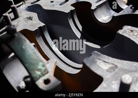 Primo piano della ganascia del tornio CNC che blocca la barra in acciaio della materia prima. Parte del cilindro in acciaio dopo il processo di tornitura. Lavorazione CNC ad alta precisione Concept.Raw Mater Foto Stock