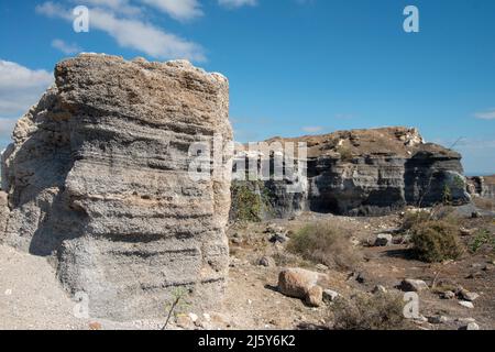 Le formazioni rocciose rimangono dopo l'erosione fatta dal vento ha preso un certo suolo via. Foto Stock