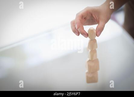 Mano ravvicinata dell'uomo che accatastano pezzi di legno Foto Stock