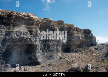 Le formazioni rocciose rimangono dopo l'erosione fatta dal vento ha preso un certo suolo via. Foto Stock