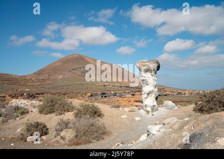 Le formazioni rocciose rimangono dopo l'erosione fatta dal vento ha preso un certo suolo via. Foto Stock