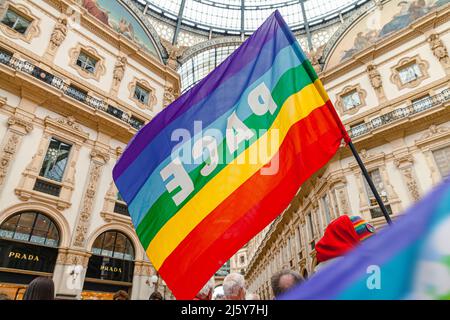 Un attivista della pace detiene una bandiera arcobaleno durante una manifestazione pacifista contro il fascismo e la guerra Russia-Ucraina. Bandiera della pace a Milano Foto Stock