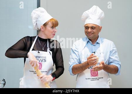 Il Vice leader del lavoro Angela Rayner e il Segretario della Sanità Sajid Javid hanno partecipato a un Challenah Bake-off ospitato dal Rabbino capo Ephraim Mirvis come parte del suo progetto Shabbat UK, presso la Sinagoga Centrale unita di Londra. Data foto: Martedì 26 aprile 2022. Foto Stock