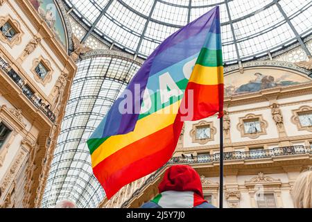 Un attivista della pace detiene una bandiera arcobaleno durante una manifestazione pacifista contro il fascismo e la guerra Russia-Ucraina. Bandiera della pace a Milano Foto Stock