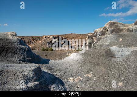 Le formazioni rocciose rimangono dopo l'erosione fatta dal vento ha preso un certo suolo via. Foto Stock