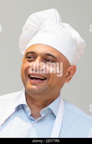 Il Segretario della Sanità Sajid Javid partecipa a un'attività di Challah, ospitata dal capo Rabbi Ephraim Mirvis, nell'ambito del suo progetto Shabbat UK, presso la Sinagoga Centrale unita di Londra. Data foto: Martedì 26 aprile 2022. Foto Stock