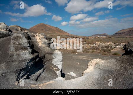 Le formazioni rocciose rimangono dopo l'erosione fatta dal vento ha preso un certo suolo via. Foto Stock