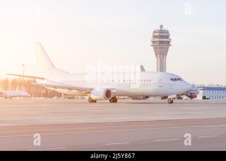 Gestione voli torre di controllo aereo e terminal passeggeri nell'aeroporto internazionale con volo aereo in cielo chiaro, con effetto split toning Foto Stock