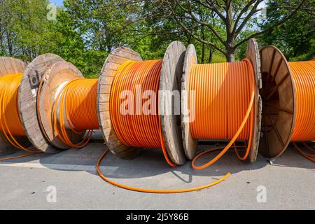 Duisburg, Renania Settentrionale-Vestfalia, Germania - espansione Internet a banda larga, posa in cantiere di cavi in fibra ottica, avvolgicavo in fibra ottica c Foto Stock