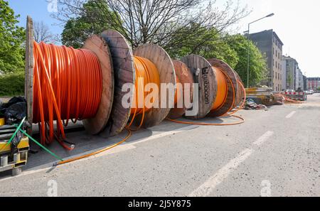 Duisburg, Renania Settentrionale-Vestfalia, Germania - espansione Internet a banda larga, posa in cantiere di cavi in fibra ottica, avvolgicavo in fibra ottica c Foto Stock