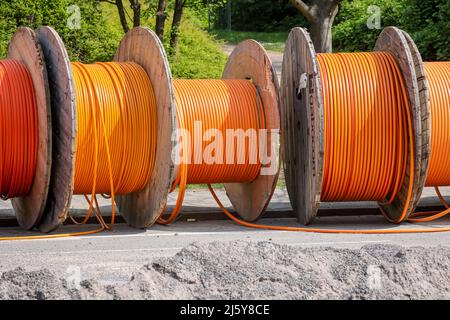 Duisburg, Renania Settentrionale-Vestfalia, Germania - espansione Internet a banda larga, posa in cantiere di cavi in fibra ottica, avvolgicavo in fibra ottica c Foto Stock