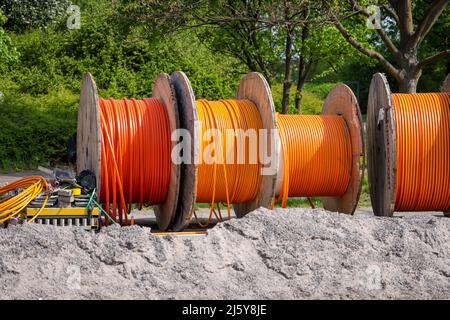 Duisburg, Renania Settentrionale-Vestfalia, Germania - espansione Internet a banda larga, posa in cantiere di cavi in fibra ottica, avvolgicavo in fibra ottica c Foto Stock