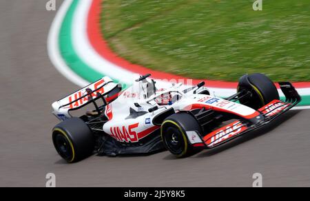 Haas' Kevin Magnusson durante la pratica 2 del Gran Premio Emilia Romagna al circuito Autodromo Internazionale Enzo e Dino Ferrari in Italia, meglio noto come Imola. Data foto: Sabato 23 aprile 2022. Foto Stock