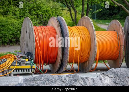 Duisburg, Renania Settentrionale-Vestfalia, Germania - espansione Internet a banda larga, posa in cantiere di cavi in fibra ottica, avvolgicavo in fibra ottica c Foto Stock