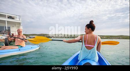 Coppia con pagaie kayak sul lago estivo Foto Stock