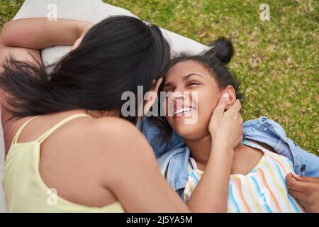 Madre felice, affettuosa e figlia disabile ridendo nel parco Foto Stock