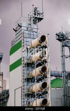 Moderno complesso di essiccazione di grano agricolo. Foto Stock