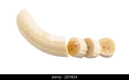 Banane isolate su sfondo bianco. Banane sbucciate tagliate. Banana fette di frutta. Foto Stock