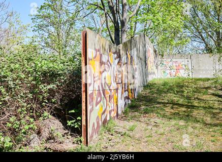 Berlino, Germania. 26th Apr 2022. Una parte dell'ex muro di Berlino può essere vista alla scatola di segnalazione Nordbahnhof. La Fondazione Muro di Berlino pubblica il nuovo portale online 'Mauerspuren' (tracce del Muro), che documenta su una mappa l'ex corso del confine e mostra i resti e le tracce del Muro di Berlino che ancora oggi si possono trovare. Credit: Annette Riedl/dpa/Alamy Live News Foto Stock