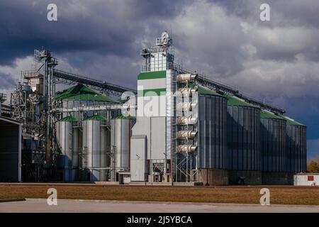 Moderno complesso di essiccazione di grano agricolo e silos Foto Stock