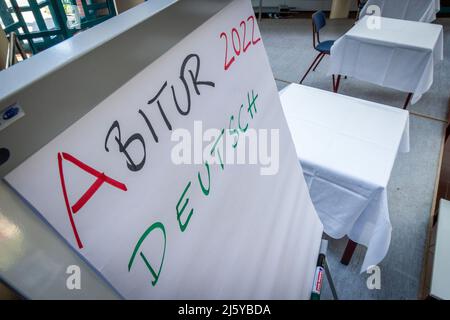 Gadebusch, Germania. 26th Apr 2022. Una lavagna con l'iscrizione "Abitur 2022 Deutsch" è pronta per il primo esame scritto di Abitur nella palestra. Il 27 aprile 2022, i laureati in Meclemburgo-Pomerania occidentale scriveranno i loro esami in tedesco. Credit: Jens Büttner/dpa/Alamy Live News Foto Stock