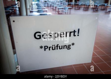 Gadebusch, Germania. 26th Apr 2022. Un segno con l'iscrizione 'bloccato! L'esame è appeso all'esterno della stanza della scuola superiore che è già stata preparata per l'esame scritto di Abitur. Il 27 aprile 2022, i laureati in Meclemburgo-Pomerania occidentale scriveranno i loro esami in tedesco. Credit: Jens Büttner/dpa/Alamy Live News Foto Stock