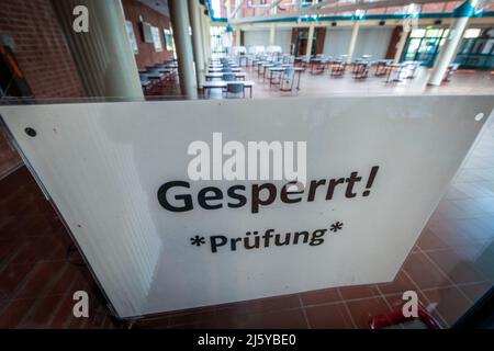 Gadebusch, Germania. 26th Apr 2022. Un segno con l'iscrizione 'bloccato! L'esame è appeso all'esterno della stanza della scuola superiore che è già stata preparata per l'esame scritto di Abitur. Il 27 aprile 2022, i laureati in Meclemburgo-Pomerania occidentale scriveranno i loro esami in tedesco. Credit: Jens Büttner/dpa/Alamy Live News Foto Stock