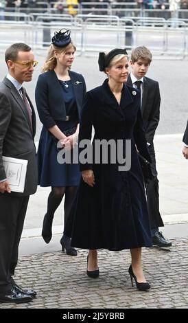 La foto deve essere accreditata ©Alpha Press 079965 29/03/2022 Sophie Countess of Wessex, Visconte Severn James Alexander Philip Theo Mountbatten Windsor, Lady Louise Windsor al servizio del Ringraziamento per HRH il Principe Filippo Duca di Edimburgo tenuto presso l'Abbazia di Westminster a Londra. Foto Stock