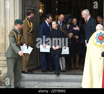 La foto deve essere accreditata ©Alpha Press 079965 29/03/2022 Isla Elizabeth Phillips Peter Phillips e Savannah Phillips Mike Tindall mia Grace Tindall e Zara Phillips al Servizio del Ringraziamento per HRH il Principe Filippo Duca di Edimburgo tenuto presso l'Abbazia di Westminster a Londra. Foto Stock