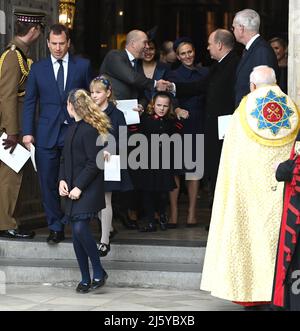 La foto deve essere accreditata ©Alpha Press 079965 29/03/2022 Isla Elizabeth Phillips Peter Phillips e Savannah Phillips Mike Tindall mia Grace Tindall Zara Phillips e il Principe Alberto di Monaco al servizio del Ringraziamento per HRH il Principe Filippo Duca di Edimburgo tenuto presso l'Abbazia di Westminster a Londra. Foto Stock