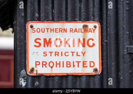 Southern Railway, è severamente vietato fumare. Vintage Metal Sign su parete in metallo ondulato. Vecchio segnale di avvertimento arrugginito Foto Stock