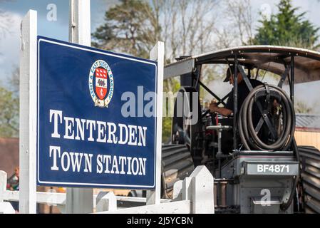 Ingresso della ferrovia del Kent & East Sussex alla stazione di Tenterden Town, Kent, Regno Unito. Ferrovia a vapore conservata, con motore di trazione Foto Stock