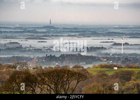 Vista sul Fylde verso Blackpool, Lancashire in una mattina maledica. Foto Stock